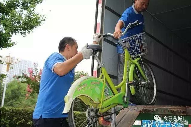 高溫?zé)灸Ｊ较?，永城公共自行車管理中心的他們?yōu)樽约骸皫}”！