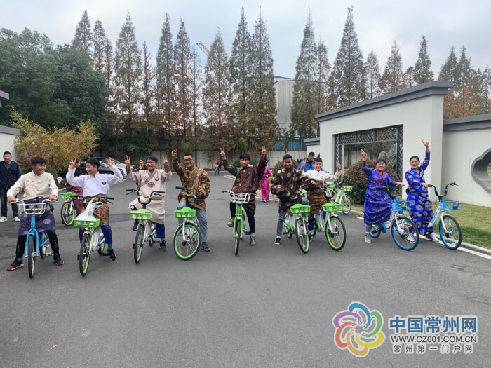 青海黃南的43位西部學子來到常州,在永安行總公司園內(nèi)與共享交通近距離接觸