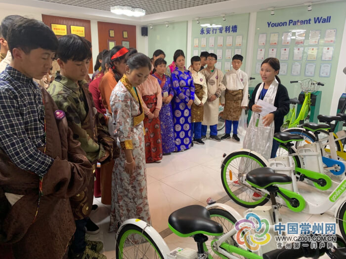 青海黃南的43位西部學子來到常州,在永安行總公司園內(nèi)與共享交通近距離接觸