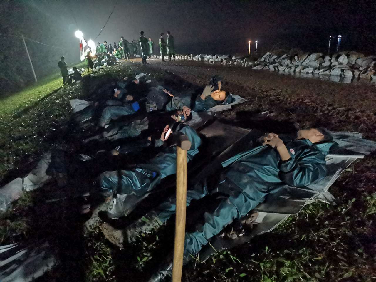 抗洪搶險(xiǎn)一線永安行又見最美睡姿