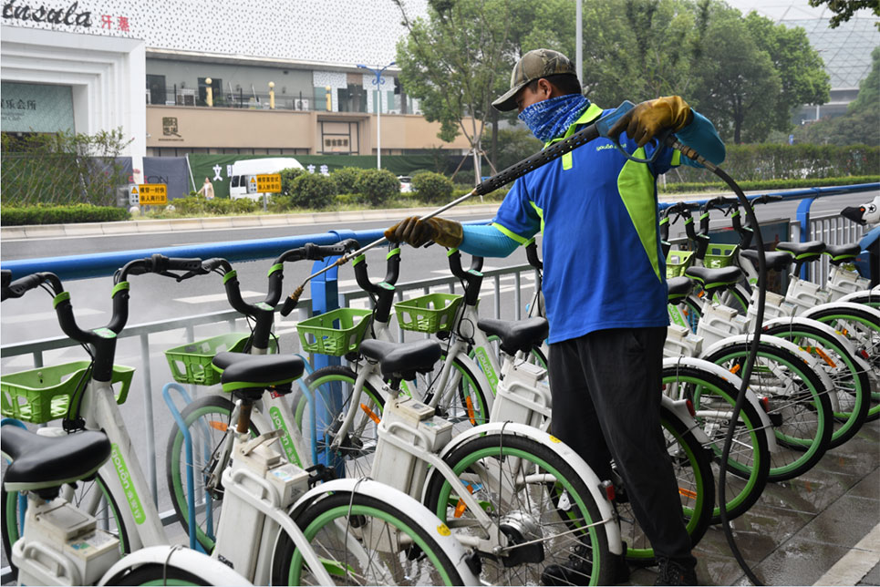 世界無(wú)車日，志愿者走上街頭擦亮共享助力車