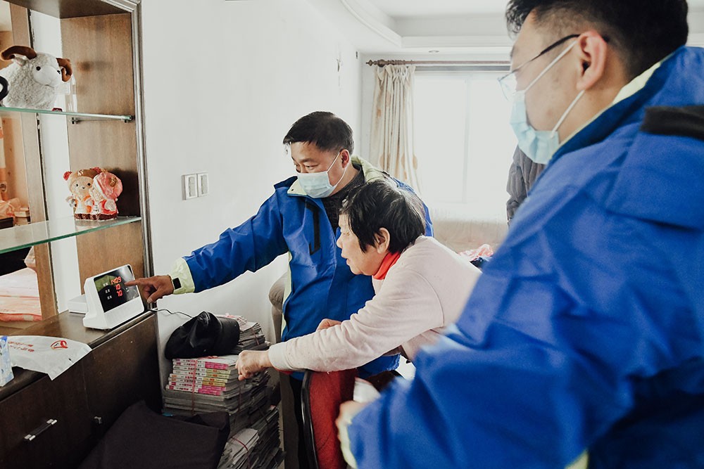 智能機(jī)器人給老人當(dāng)“保姆” 緊急需求一鍵解決