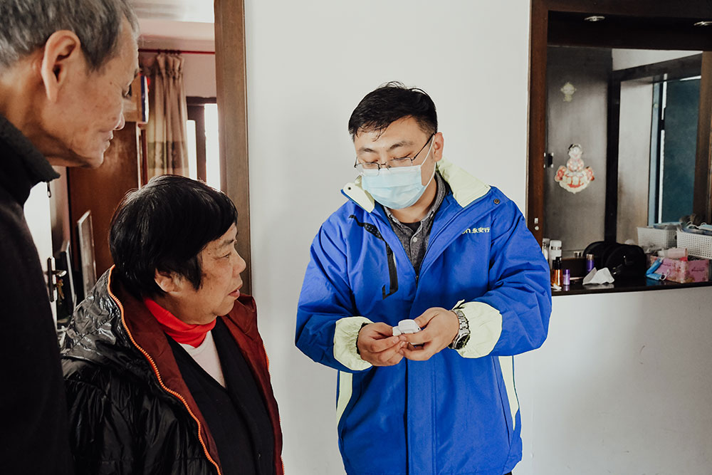 工永安行作人員上門給老人講解演示智能機器人功能