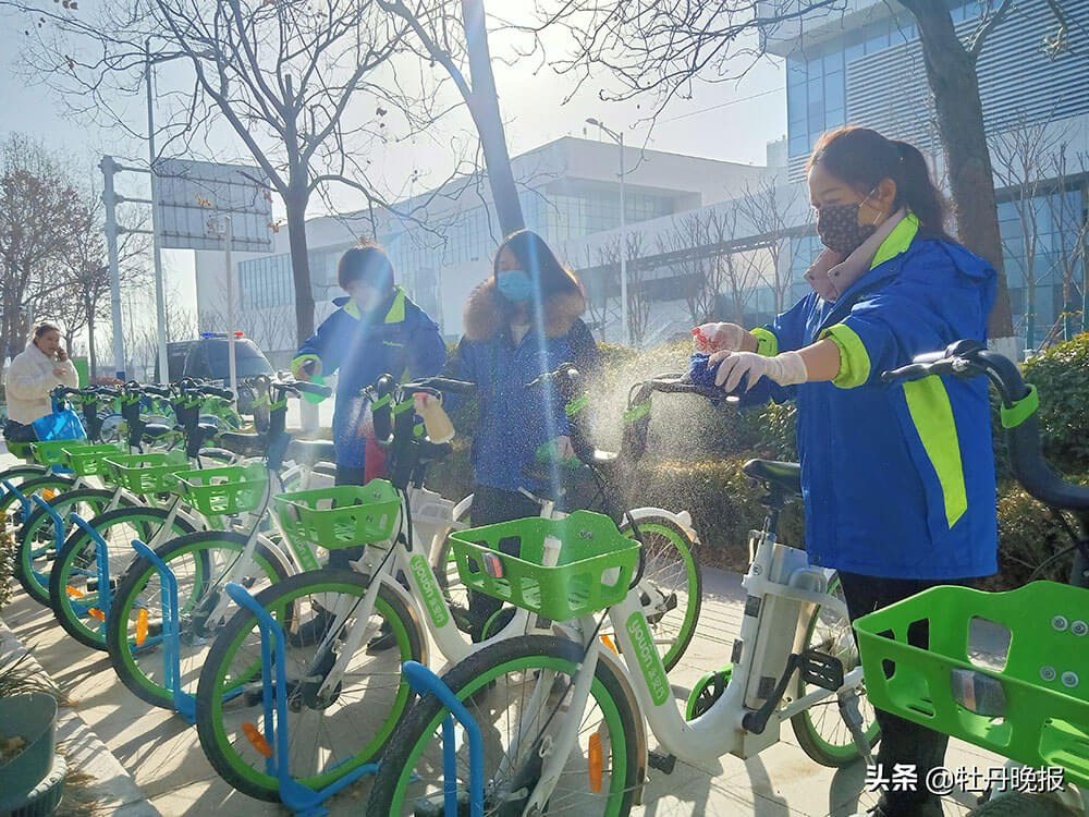 保障出行需求，他們每天為3800輛助力車消毒
