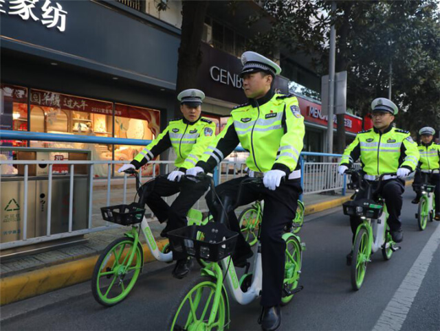 推廣綠色騎行！交警支隊(duì)的警察叔叔騎起了共享單車
