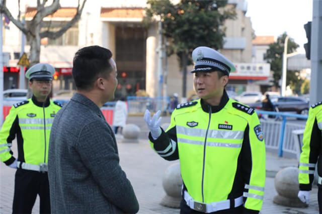 推廣綠色騎行交警支隊的警察叔叔騎起了共享單車1