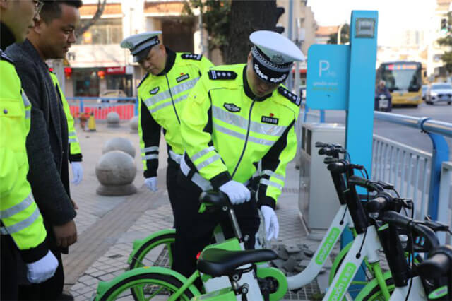 推廣綠色騎行交警支隊的警察叔叔騎起了共享單車2