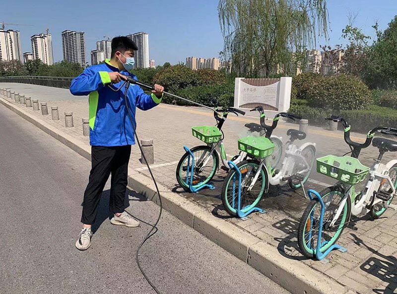 機(jī)器沖洗+人工擦拭，讓助力車重現(xiàn)靚麗“容顏”