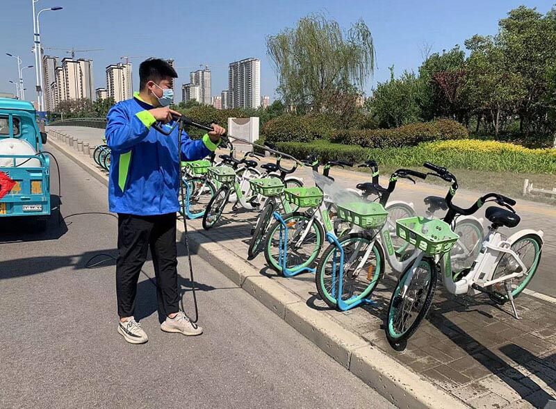 機(jī)器沖洗+人工擦拭，讓助力車重現(xiàn)靚麗“容顏”1