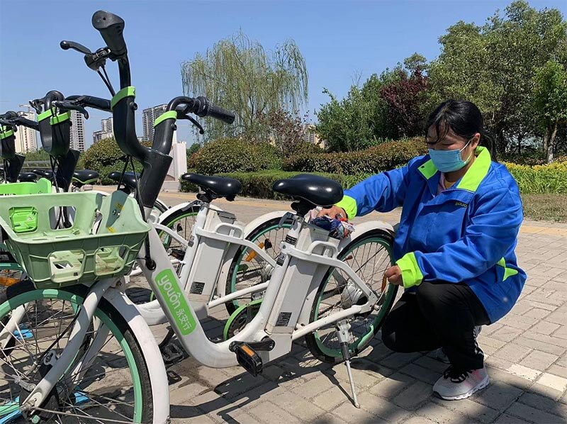 機(jī)器沖洗+人工擦拭，讓助力車重現(xiàn)靚麗“容顏”2
