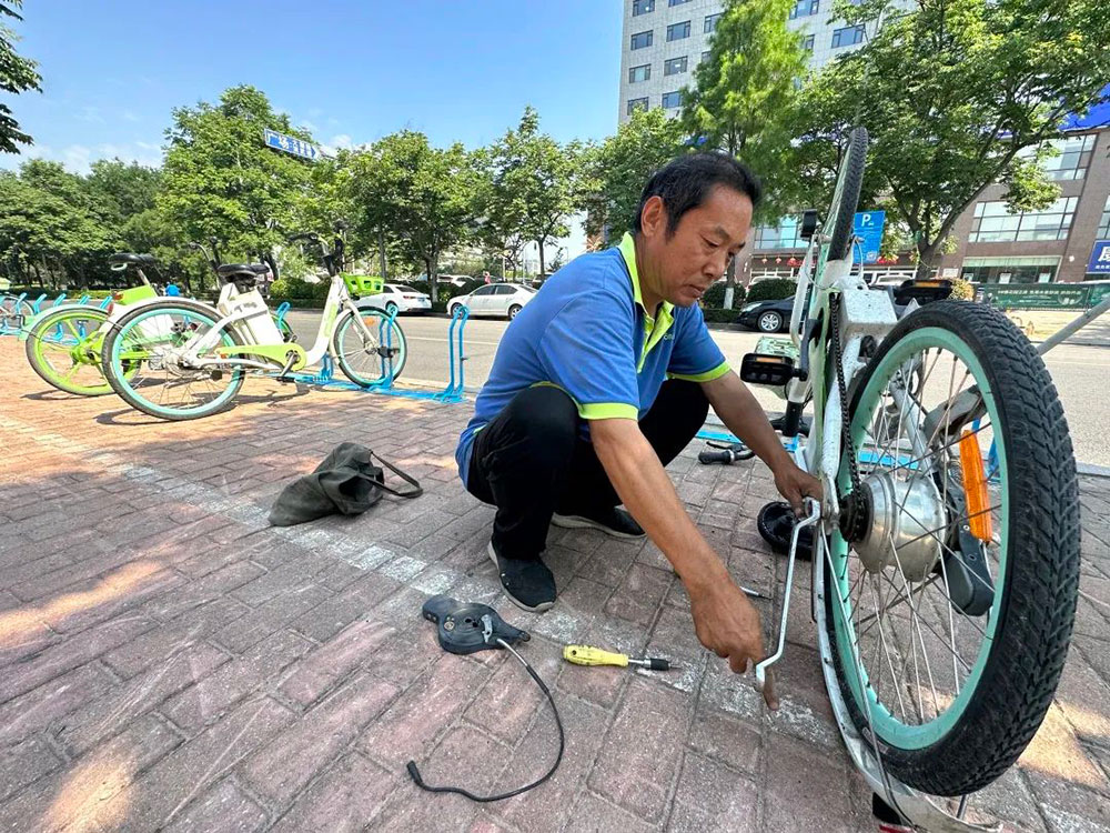 高溫下的堅守：每天檢修200余輛故障車，確保市民騎行安全