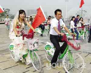 一對(duì)新人從南京地鐵站租來(lái)公共自行車(chē)迎親