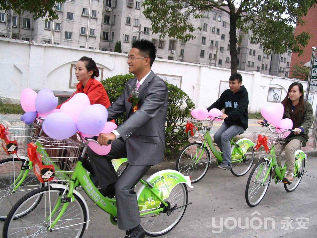 南通一對(duì)新人舉行綠色婚禮  自行車(chē)當(dāng)婚車(chē)