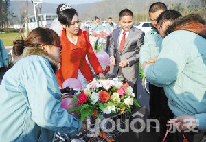 徐州：舉辦公共自行車(chē)婚禮  32位同事當(dāng)伴郎伴娘