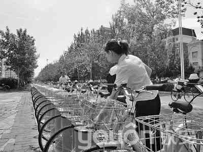 市民刷卡取車。本報記者