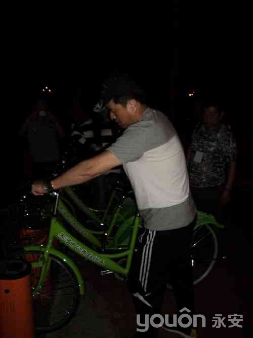 黑河：央視著名主持人畢福劍與公共自行車員工合影及試騎自行車