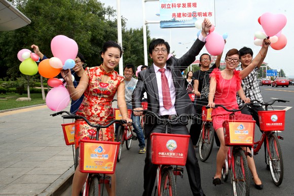 煙臺(tái)：世界無(wú)車日  一新郎借公共自行車娶新娘