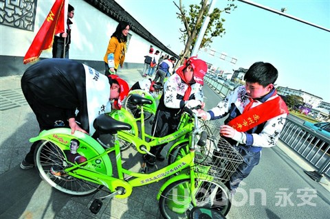 蘇州：給公共自行車(chē)洗臉也是學(xué)雷鋒