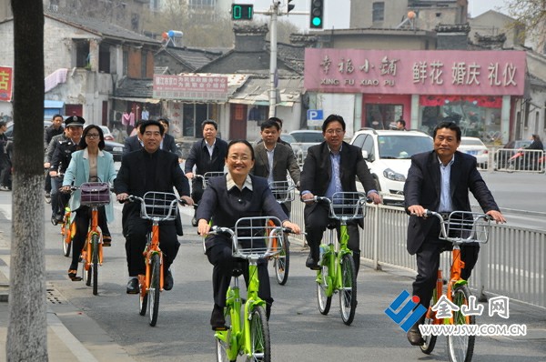 鎮(zhèn)江“公車”試行首日  市長朱曉明騎車體驗